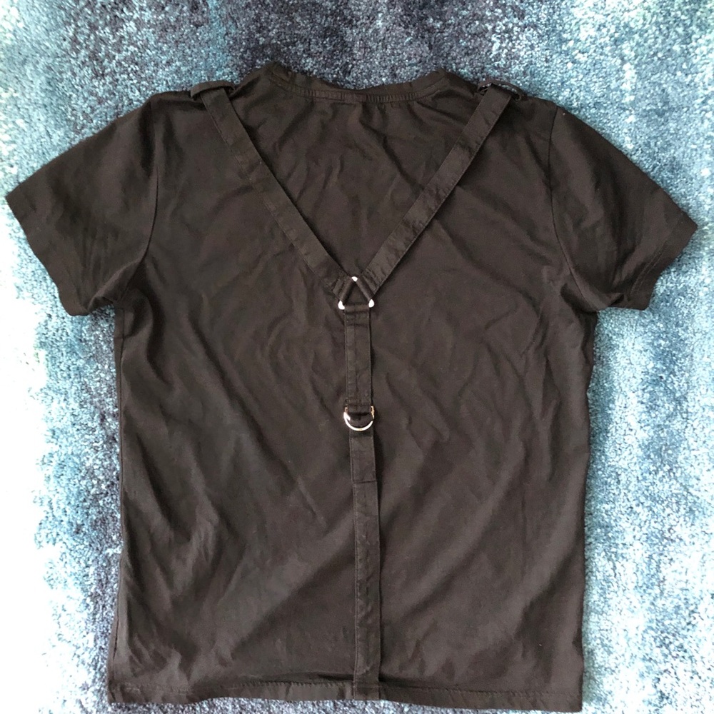 Black t-shirt with Y-shaped suspender